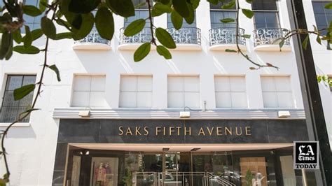 saks 5th avenue opening hours.